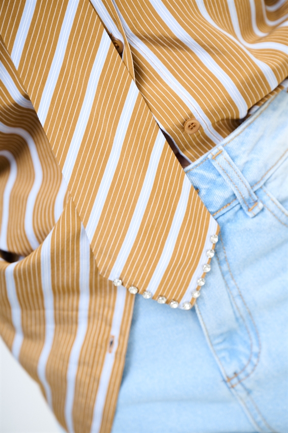 CAMICIA RIGA CON CRAVATTA E CASTONI