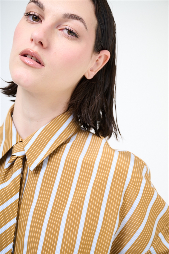 CAMICIA RIGA CON CRAVATTA E CASTONI