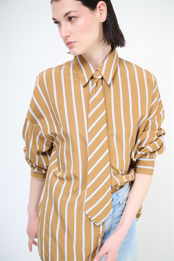 CAMICIA RIGA CON CRAVATTA E CASTONI