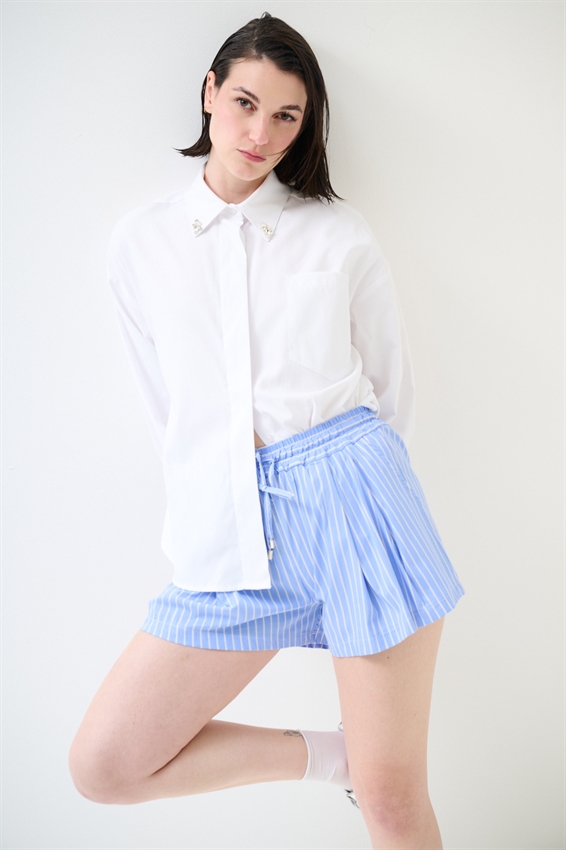 CAMICIA OXFORD CON SPILLE GIOIELLO SU COLLO