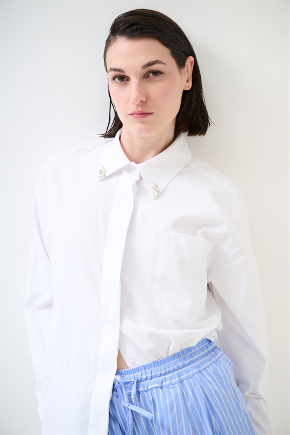 CAMICIA OXFORD CON SPILLE GIOIELLO SU COLLO