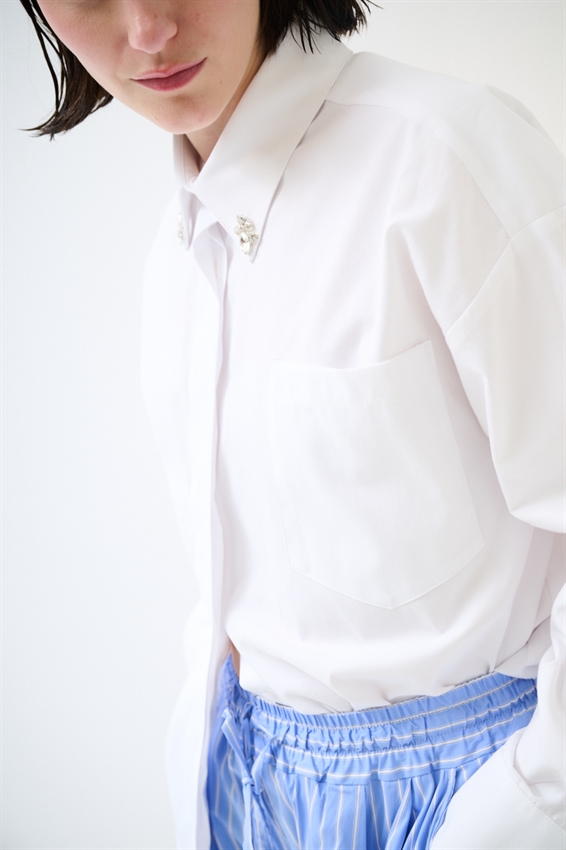 CAMICIA OXFORD CON SPILLE GIOIELLO SU COLLO