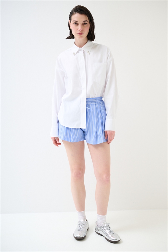 CAMICIA OXFORD CON SPILLE GIOIELLO SU COLLO