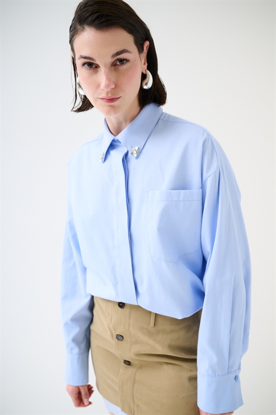 CAMICIA OXFORD CON SPILLE GIOIELLO SU COLLO