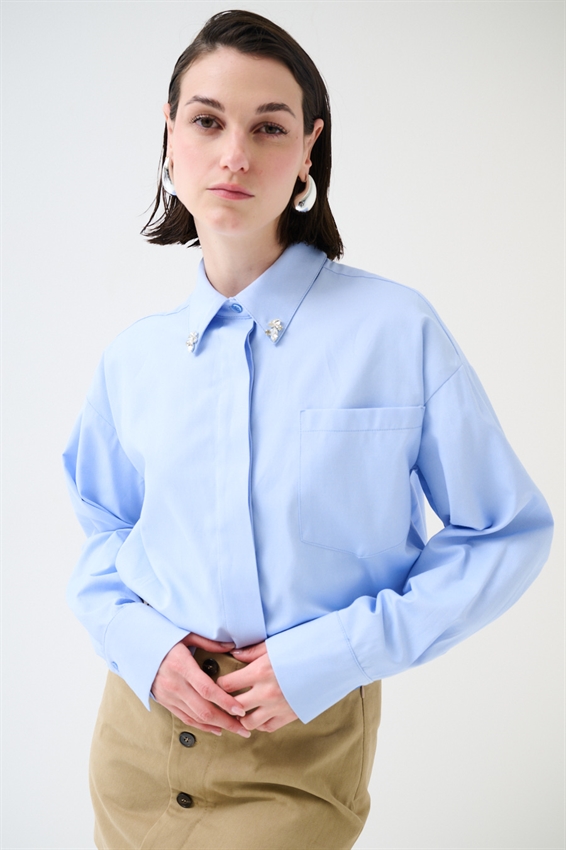 CAMICIA OXFORD CON SPILLE GIOIELLO SU COLLO
