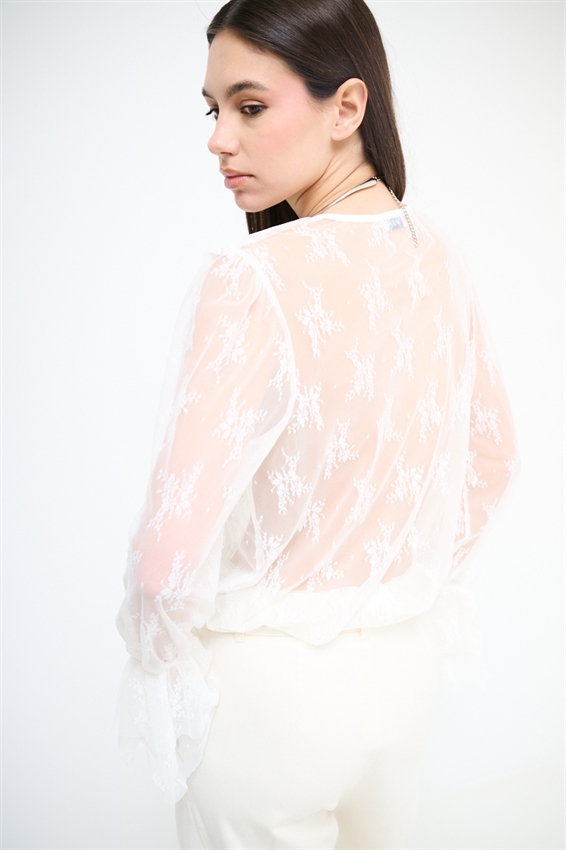 BLUSA SCOLLO V CON VOLANT PIZZO