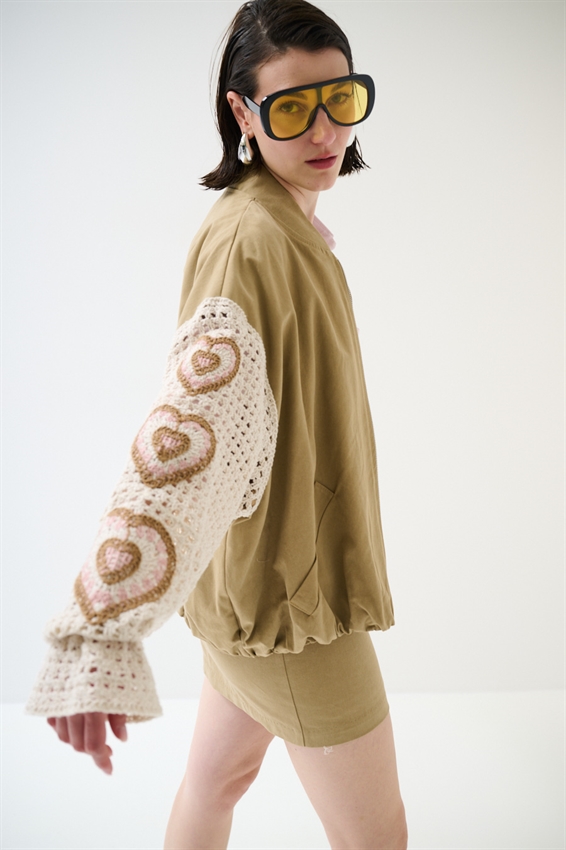 BOMBER CON MANICA IN MACRAME A CAMPANA