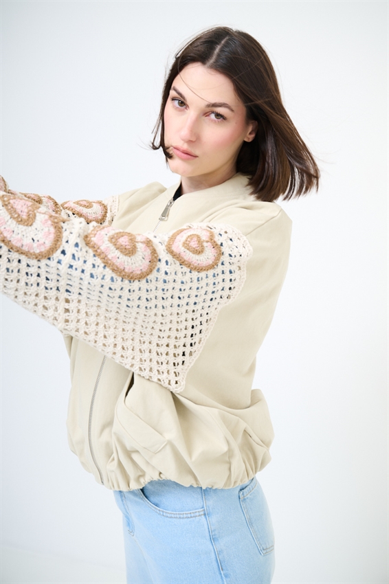 BOMBER CON MANICA IN MACRAME A CAMPANA