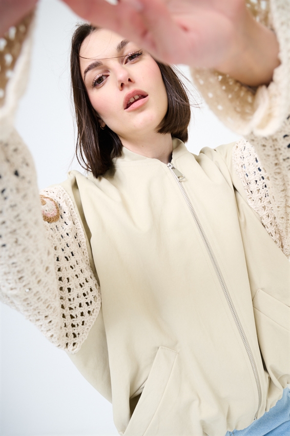 BOMBER CON MANICA IN MACRAME A CAMPANA