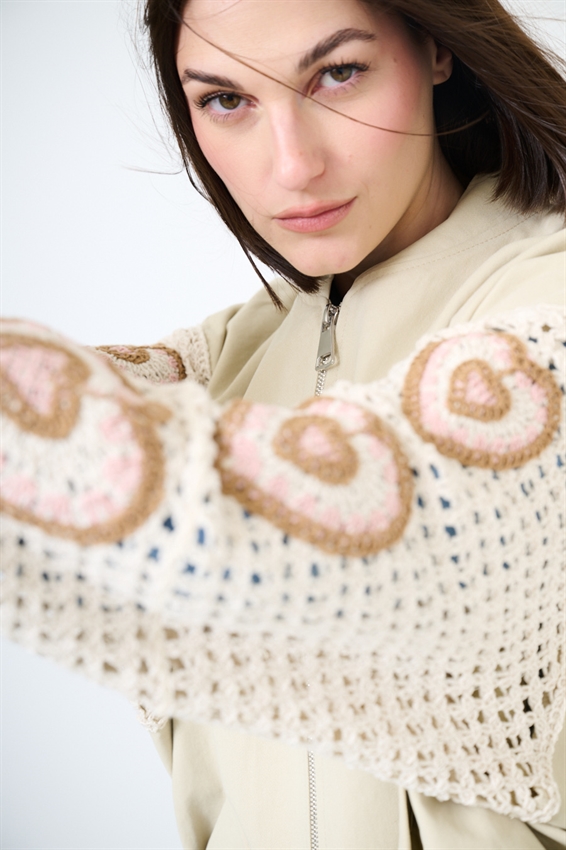 BOMBER CON MANICA IN MACRAME A CAMPANA