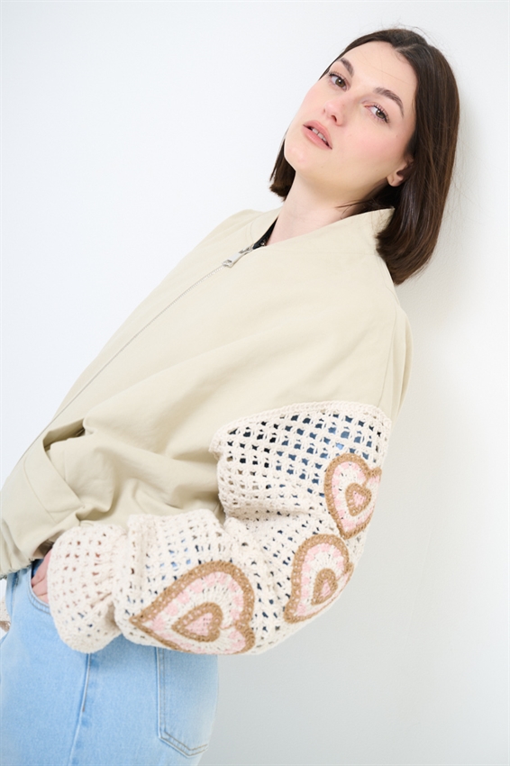 BOMBER CON MANICA IN MACRAME A CAMPANA