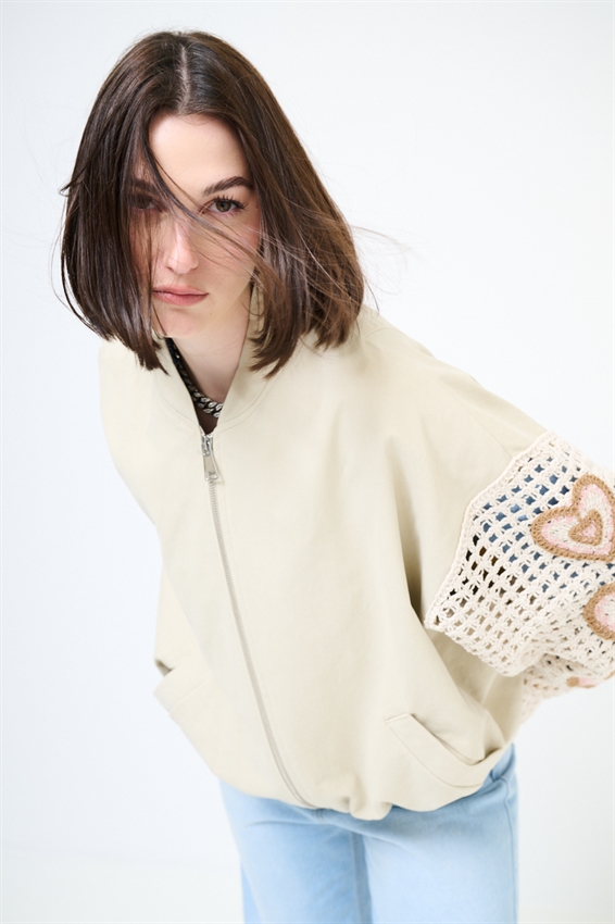 BOMBER CON MANICA IN MACRAME A CAMPANA