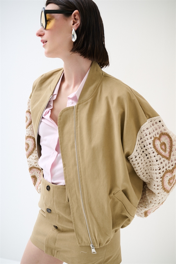 BOMBER CON MANICA IN MACRAME A CAMPANA