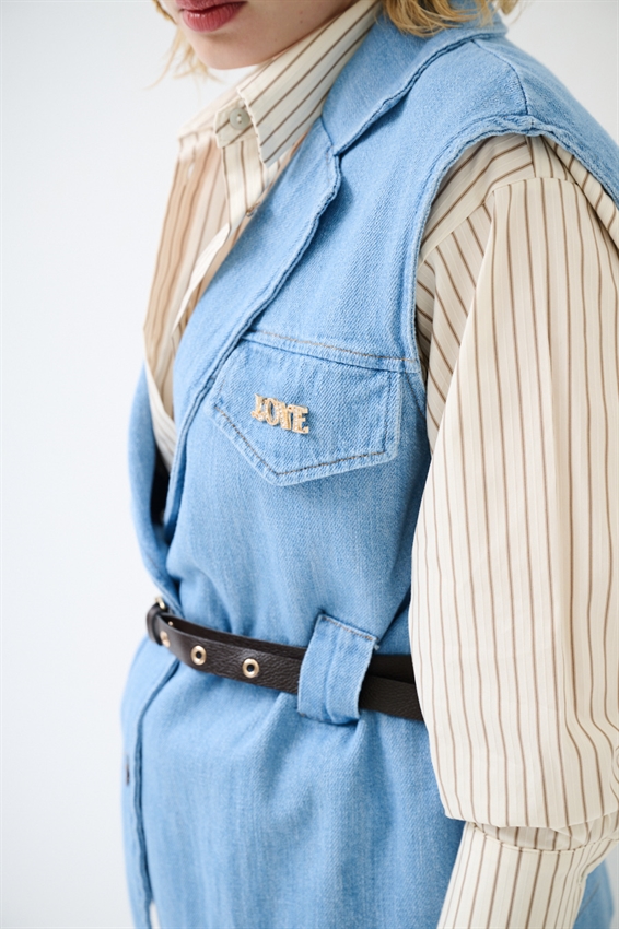 GILET IN DENIM CON CINTURA E SPILLA