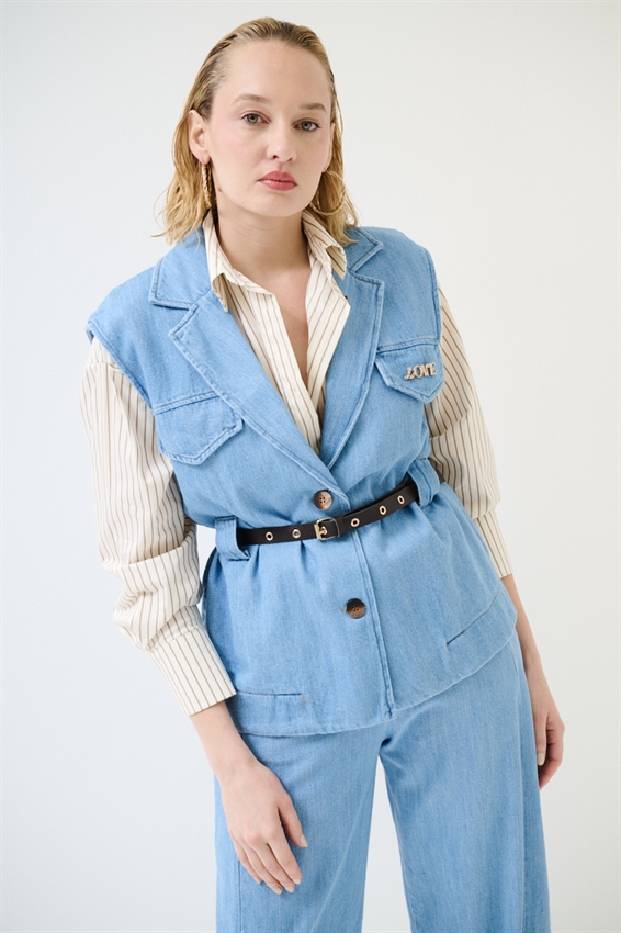 GILET IN DENIM CON CINTURA E SPILLA