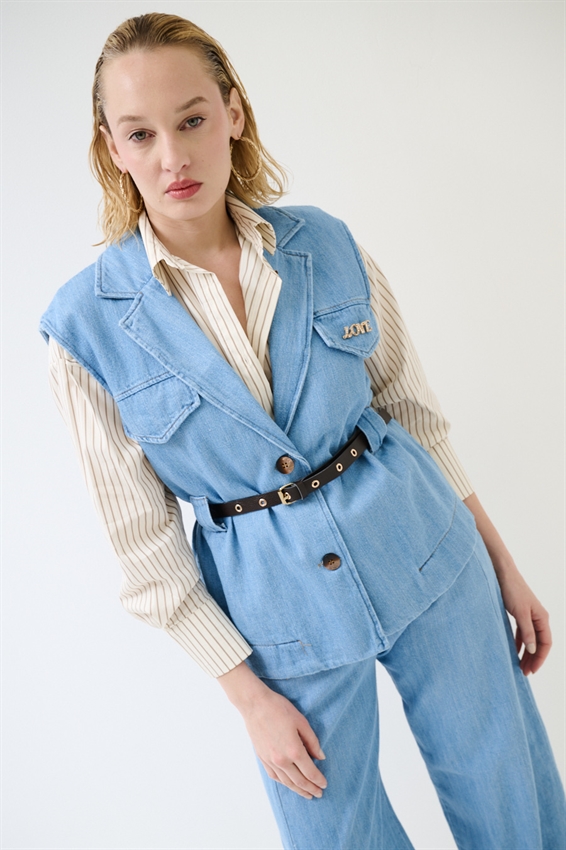 GILET IN DENIM CON CINTURA E SPILLA