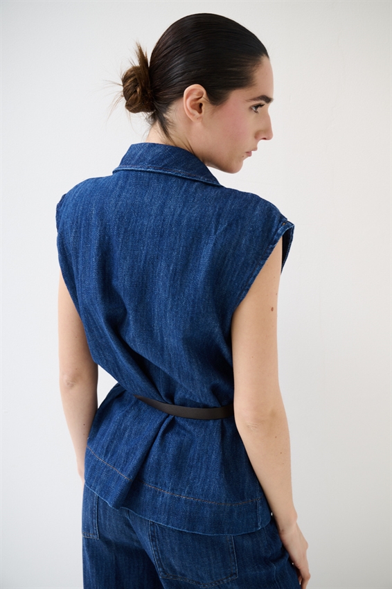 GILET IN DENIM CON CINTURA E SPILLA