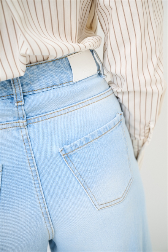 JEANS LARGO TAGLIO VIVO SUL FONDO