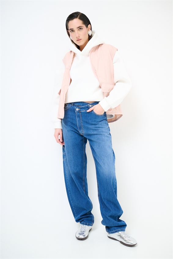 JEANS CON ABBOTTONATURA ASIMMETRICA