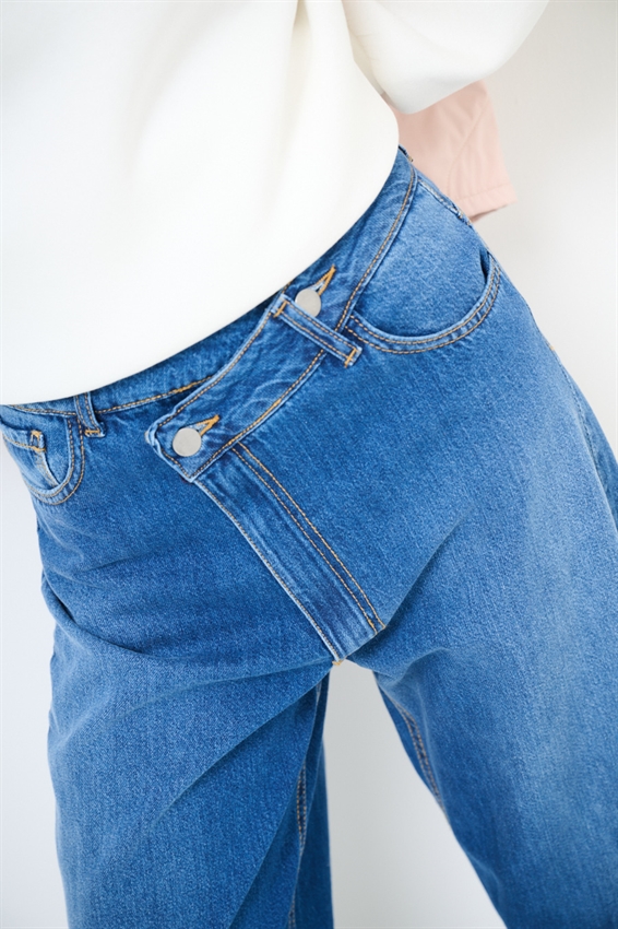 JEANS CON ABBOTTONATURA ASIMMETRICA