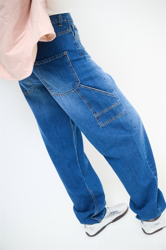 JEANS CON ABBOTTONATURA ASIMMETRICA