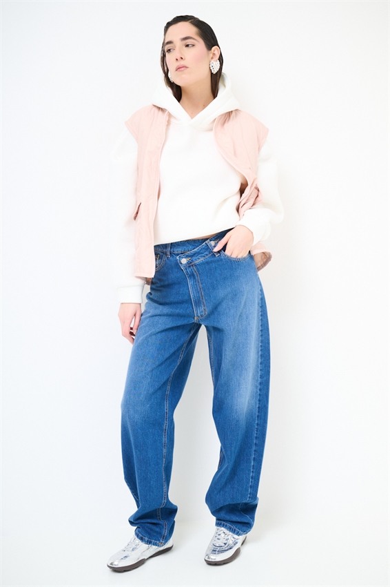 JEANS CON ABBOTTONATURA ASIMMETRICA