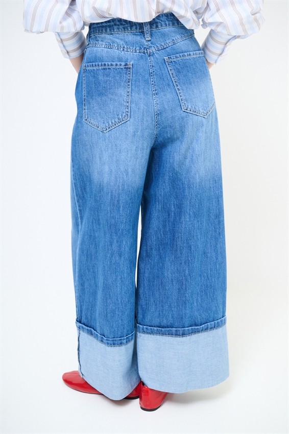 JEANS DRITTO CON RISVOLTO SUL FONDO