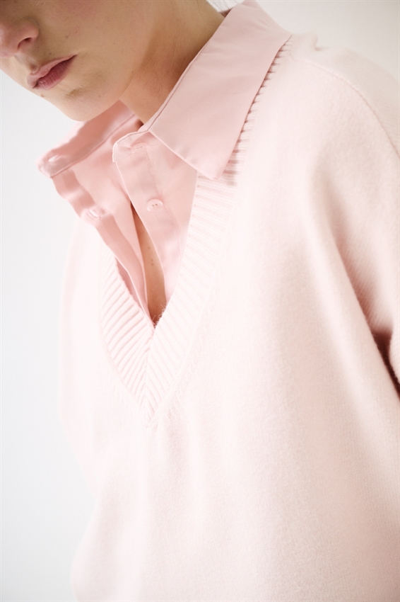 MAGLIA IN VISCOSA CON SCOLLO V A COSTE