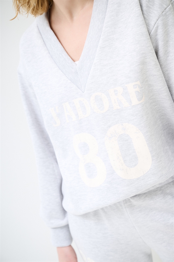 FELPA OVER CON SCOLLO V E STAMPA