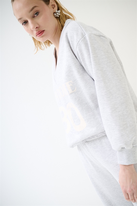 FELPA OVER CON SCOLLO V E STAMPA