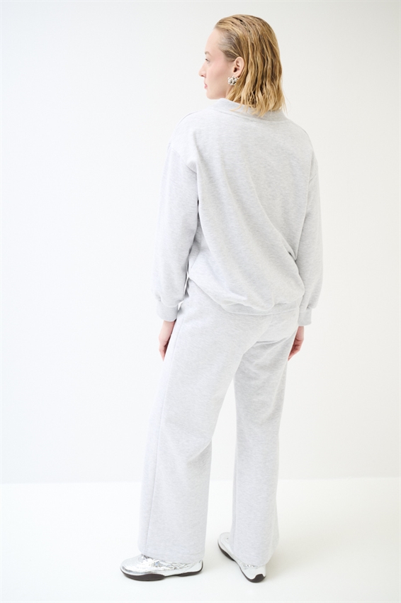 FELPA OVER CON SCOLLO V E STAMPA