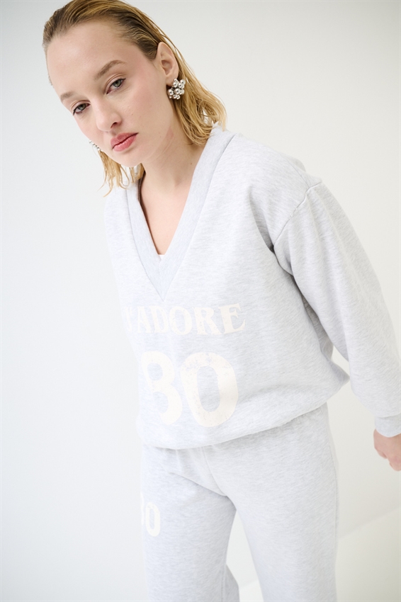 FELPA OVER CON SCOLLO V E STAMPA