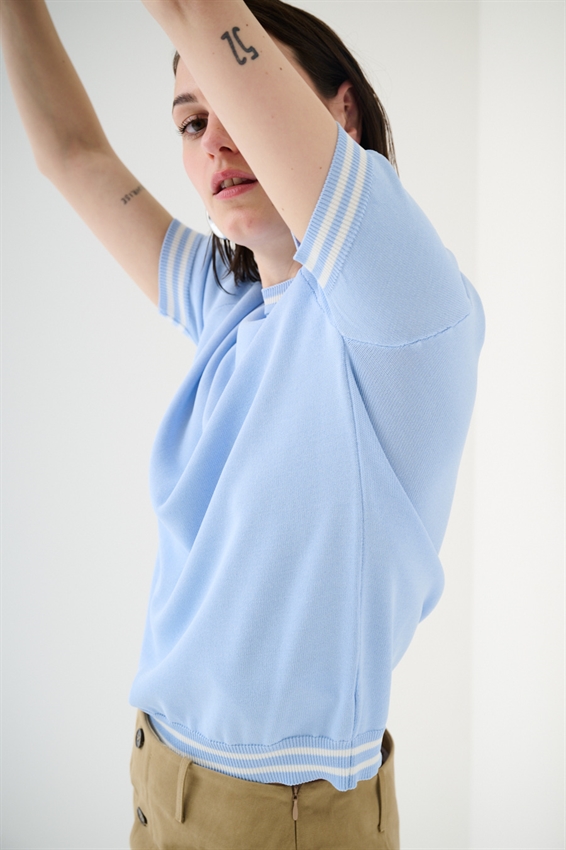 MAGLIA A MEZZA MANICA CON BORDO BICOLORE