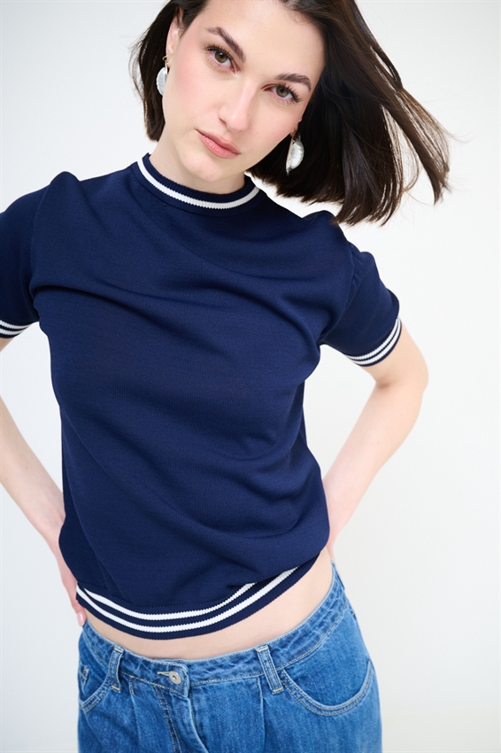 MAGLIA A MEZZA MANICA CON BORDO BICOLORE