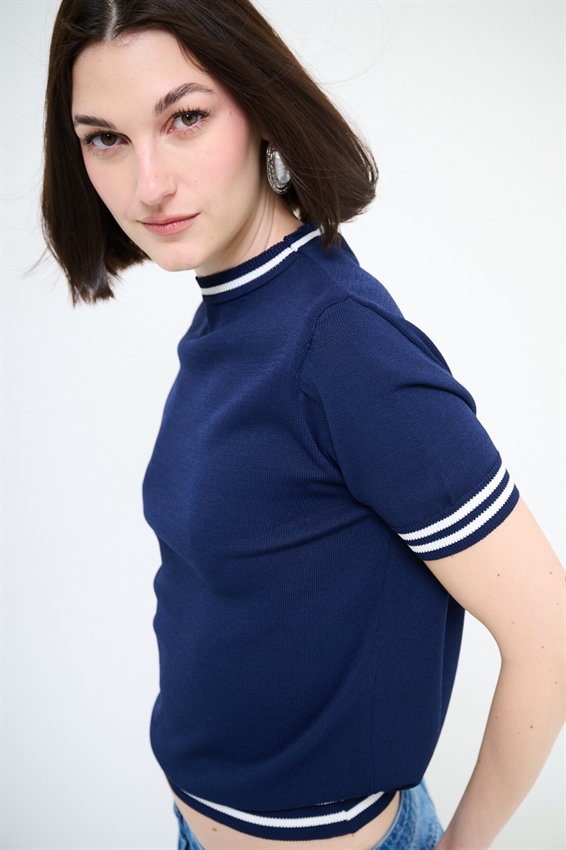 MAGLIA A MEZZA MANICA CON BORDO BICOLORE