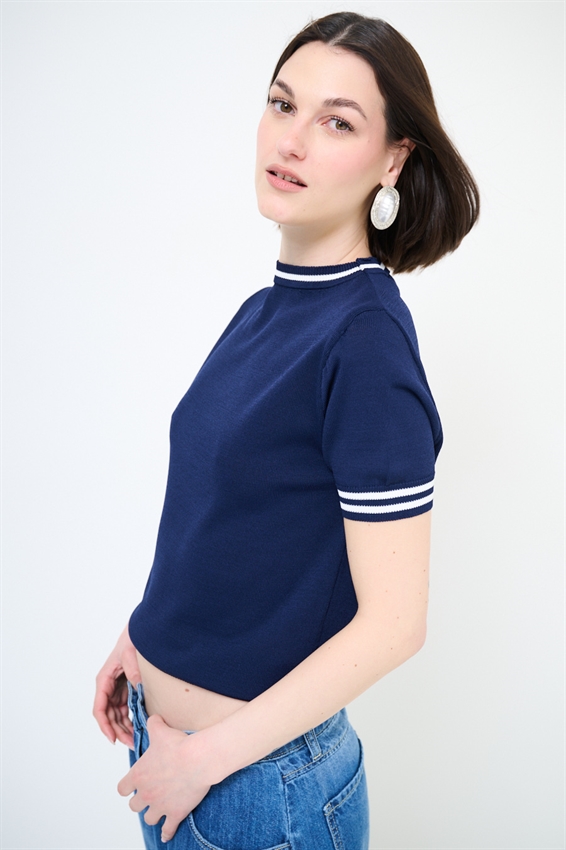 MAGLIA A MEZZA MANICA CON BORDO BICOLORE