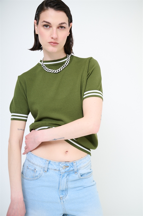 MAGLIA A MEZZA MANICA CON BORDO BICOLORE