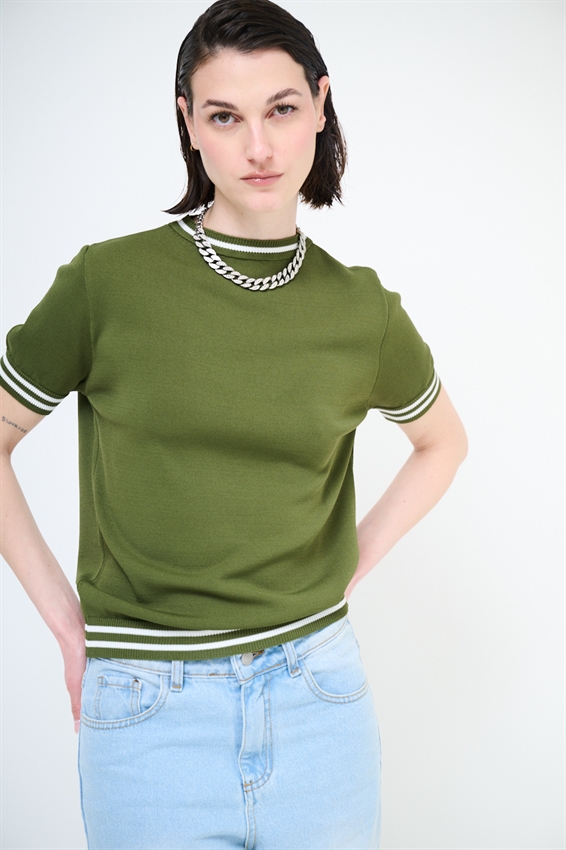 MAGLIA A MEZZA MANICA CON BORDO BICOLORE