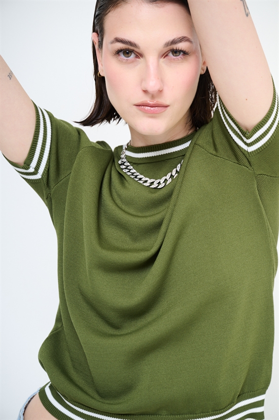 MAGLIA A MEZZA MANICA CON BORDO BICOLORE