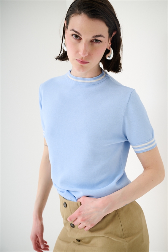 MAGLIA A MEZZA MANICA CON BORDO BICOLORE