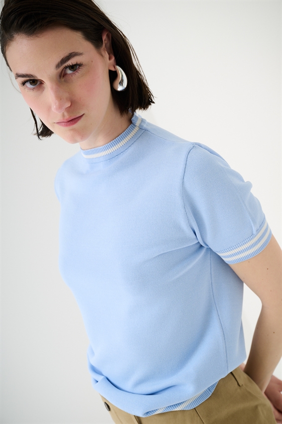 MAGLIA A MEZZA MANICA CON BORDO BICOLORE