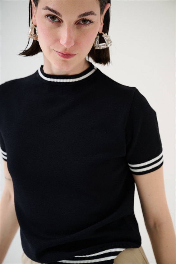 MAGLIA A MEZZA MANICA CON BORDO BICOLORE