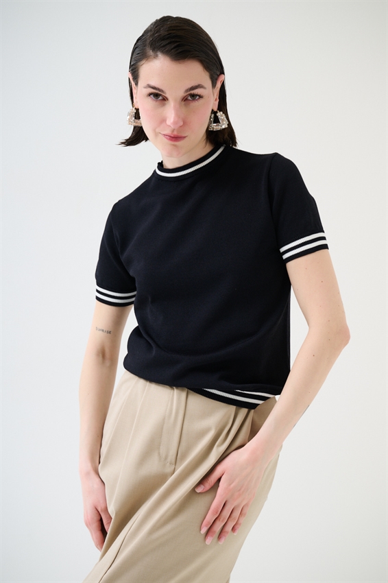 MAGLIA A MEZZA MANICA CON BORDO BICOLORE