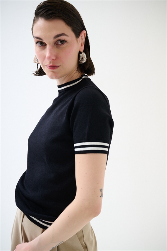 MAGLIA A MEZZA MANICA CON BORDO BICOLORE