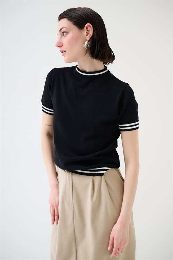 MAGLIA A MEZZA MANICA CON BORDO BICOLORE