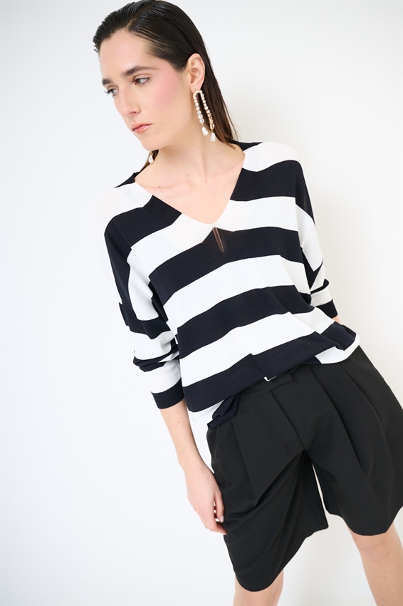 MAGLIA RIGATA CON SCOLLO V PROFONDO