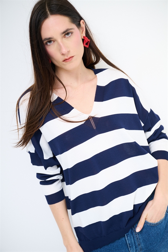 MAGLIA RIGATA CON SCOLLO V PROFONDO