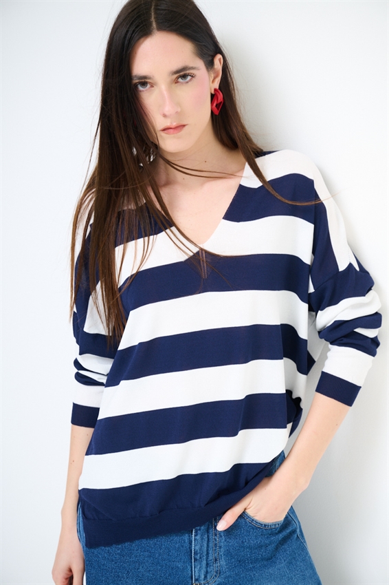 MAGLIA RIGATA CON SCOLLO V PROFONDO