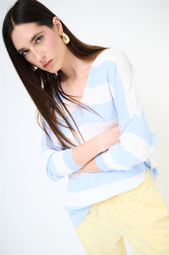 MAGLIA RIGATA CON SCOLLO V PROFONDO