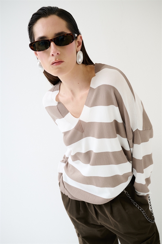 MAGLIA RIGATA CON SCOLLO V PROFONDO